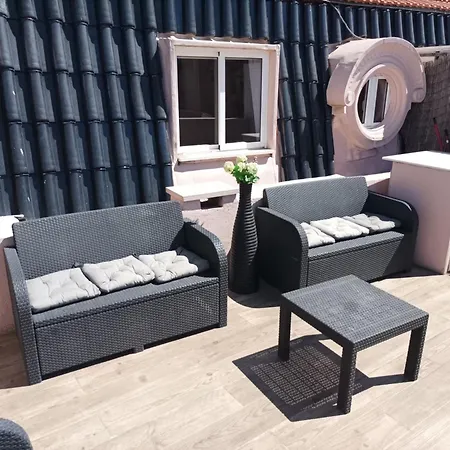 Charming 2 Bedroom In Centre Apartment *